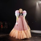 ไปสุดทาง! เดรสกูตูร์สุดฟรุ้งฟริ้งกับข้อความร้ายๆ บนรันเวย์ Viktor & Rolf ที่ปารีส