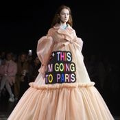 ไปสุดทาง! เดรสกูตูร์สุดฟรุ้งฟริ้งกับข้อความร้ายๆ บนรันเวย์ Viktor & Rolf ที่ปารีส