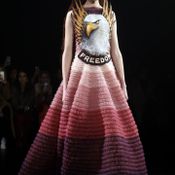 ไปสุดทาง! เดรสกูตูร์สุดฟรุ้งฟริ้งกับข้อความร้ายๆ บนรันเวย์ Viktor & Rolf ที่ปารีส