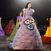 ไปสุดทาง! เดรสกูตูร์สุดฟรุ้งฟริ้งกับข้อความร้ายๆ บนรันเวย์ Viktor & Rolf ที่ปารีส