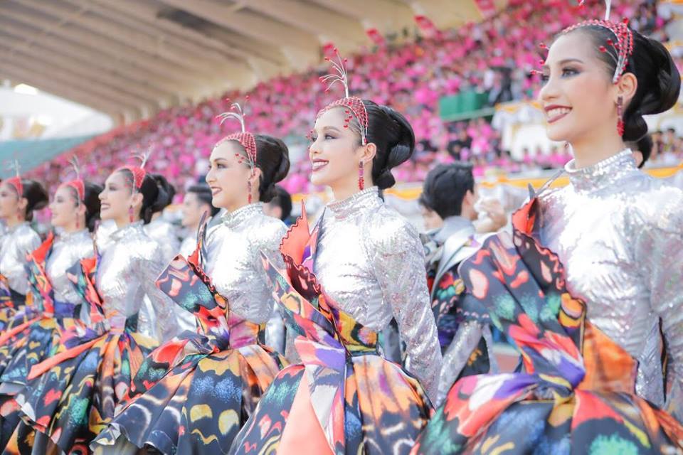 ชุดเชียร์ลีดเดอร์ ธรรมศาสตร์