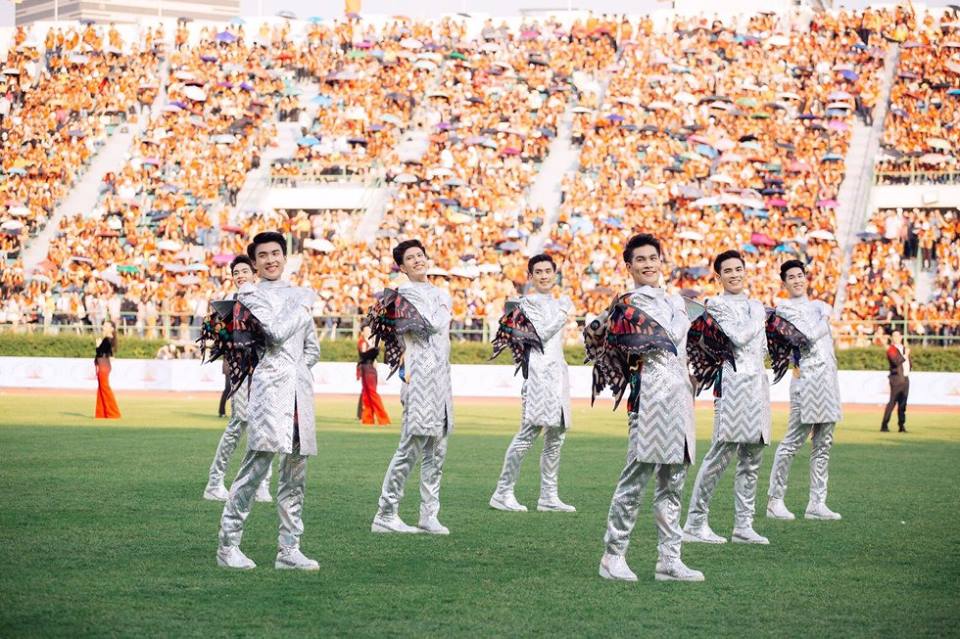 ชุดเชียร์ลีดเดอร์ ธรรมศาสตร์