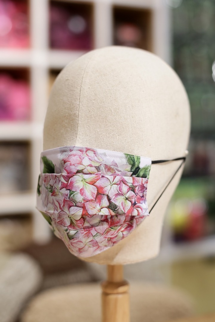 หน้ากากผ้าลายดอกไม้ จากพระตำหนักดอยตุง