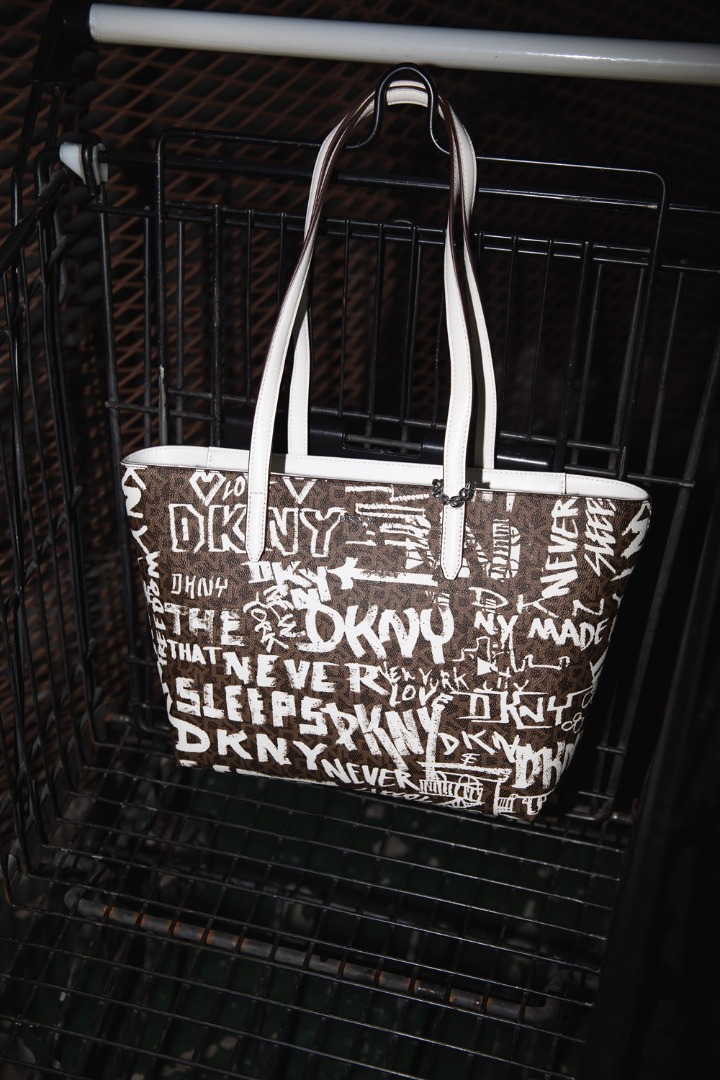 กระเป๋า DKNY