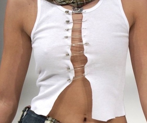 แฟชั่นเสื้อขาด