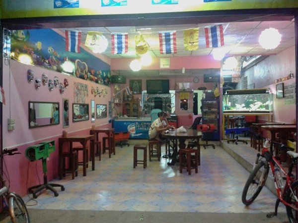 เปลี่ยนร้านไอศกรีม "สีเลี่ยน" ด้วยผนัง "สีรุ้ง" แบบทำเอง