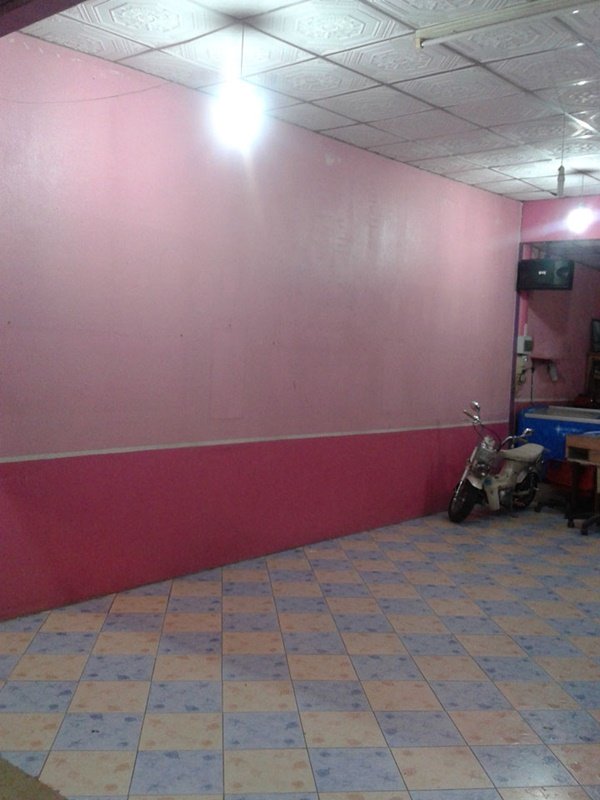 เปลี่ยนร้านไอศกรีม "สีเลี่ยน" ด้วยผนัง "สีรุ้ง" แบบทำเอง