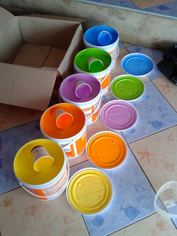 เปลี่ยนร้านไอศกรีม "สีเลี่ยน" ด้วยผนัง "สีรุ้ง" แบบทำเอง