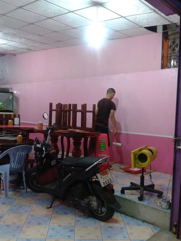 เปลี่ยนร้านไอศกรีม "สีเลี่ยน" ด้วยผนัง "สีรุ้ง" แบบทำเอง
