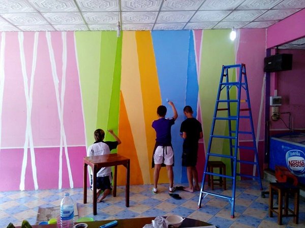 เปลี่ยนร้านไอศกรีม "สีเลี่ยน" ด้วยผนัง "สีรุ้ง" แบบทำเอง