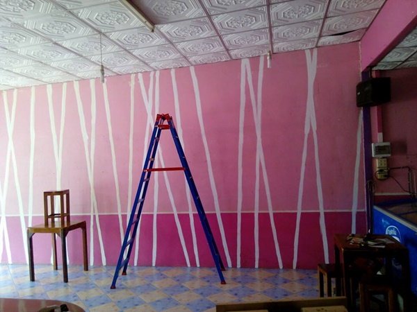 เปลี่ยนร้านไอศกรีม "สีเลี่ยน" ด้วยผนัง "สีรุ้ง" แบบทำเอง