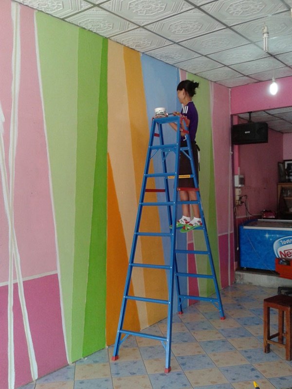 เปลี่ยนร้านไอศกรีม "สีเลี่ยน" ด้วยผนัง "สีรุ้ง" แบบทำเอง