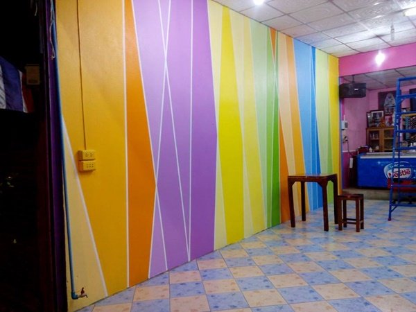 เปลี่ยนร้านไอศกรีม "สีเลี่ยน" ด้วยผนัง "สีรุ้ง" แบบทำเอง