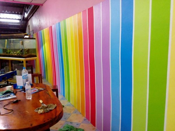 เปลี่ยนร้านไอศกรีม "สีเลี่ยน" ด้วยผนัง "สีรุ้ง" แบบทำเอง