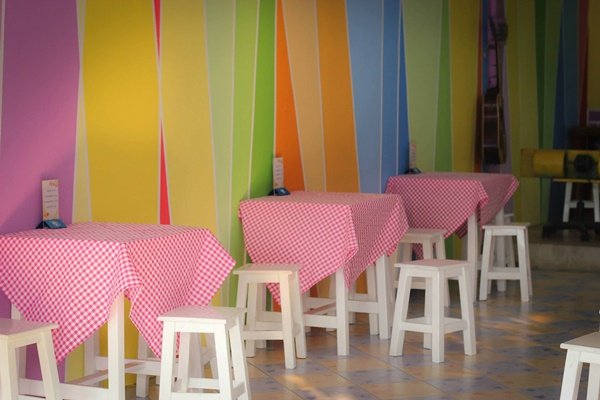 เปลี่ยนร้านไอศกรีม "สีเลี่ยน" ด้วยผนัง "สีรุ้ง" แบบทำเอง