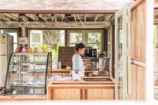 เจ๋งสุด สร้าง “ร้านกาแฟ” จาก “ไม้เก่า” ประหยัดเงินได้ 40 เปอร์เซ็นต์