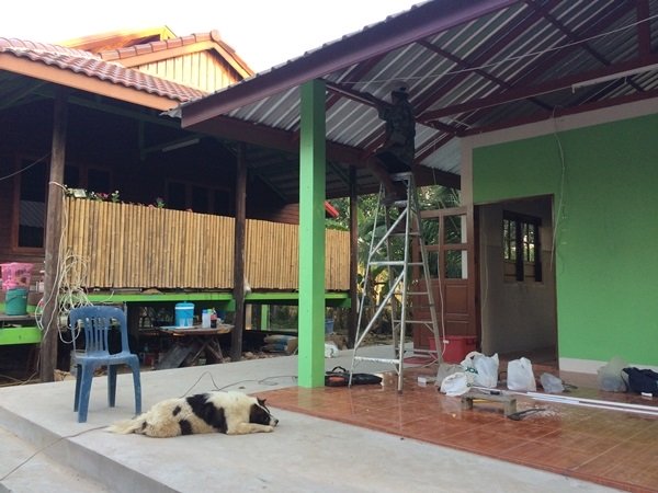 จากครัวเพิงหญ้า มาเป็นครัวปูนบ้าน ๆ ค่ะ