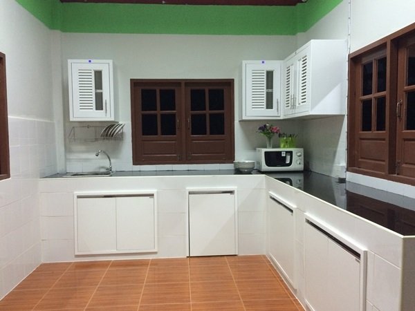 จากครัวเพิงหญ้า มาเป็นครัวปูนบ้าน ๆ ค่ะ