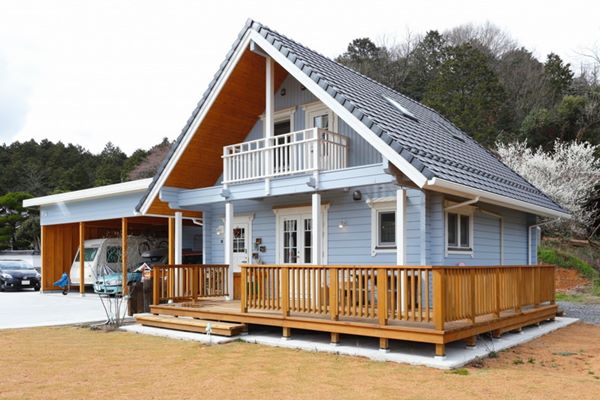 บ้านไม้ญี่ปุ่นชั้นครึ่ง ระเบียงหน้าบ้านกว้าง โดดเด่นด้วยผนังสีฟ้า