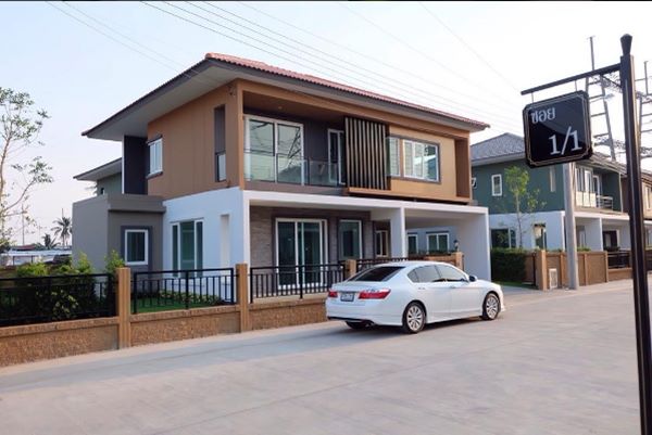 "บ้านดารา" ที่แม้จะไม่ใช่ตัวพ่อ ตัวแม่ แต่บ้านหลังใหญ่ใช้ได้เลย