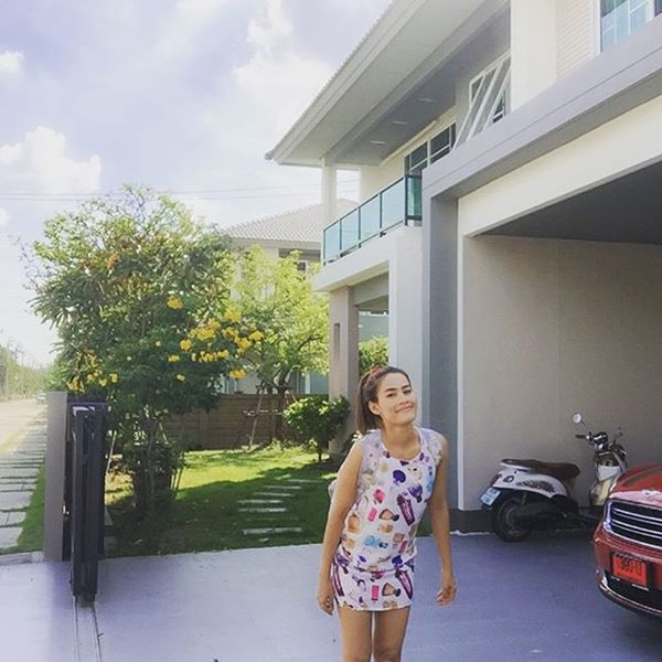 "บ้านดารา" ที่แม้จะไม่ใช่ตัวพ่อ ตัวแม่ แต่บ้านหลังใหญ่ใช้ได้เลย