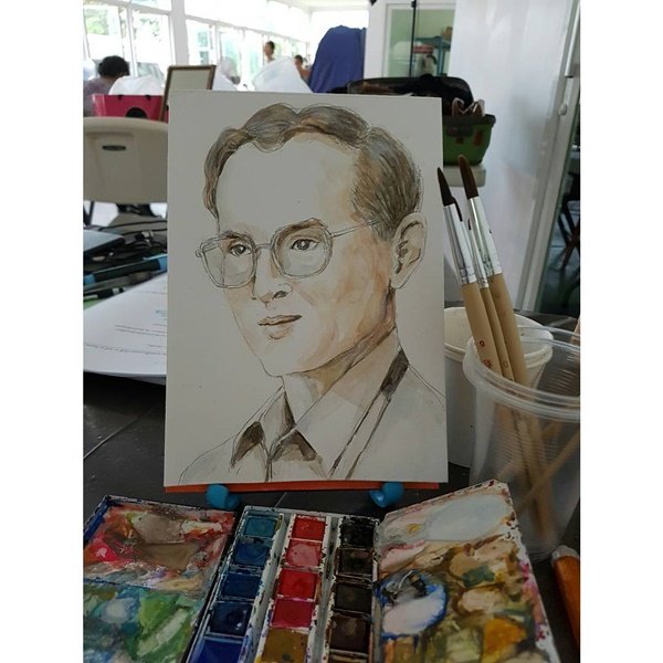 น้อมรำลึก นึกถึงพ่อ "เป็นรูปที่มีทุกบ้าน" จากบ้านดารา และเหล่าคนดัง