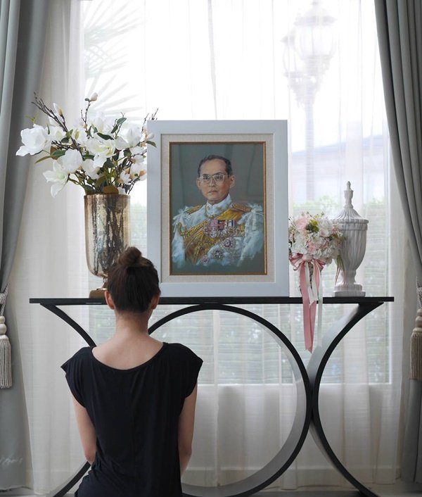 น้อมรำลึก นึกถึงพ่อ "เป็นรูปที่มีทุกบ้าน" จากบ้านดารา และเหล่าคนดัง