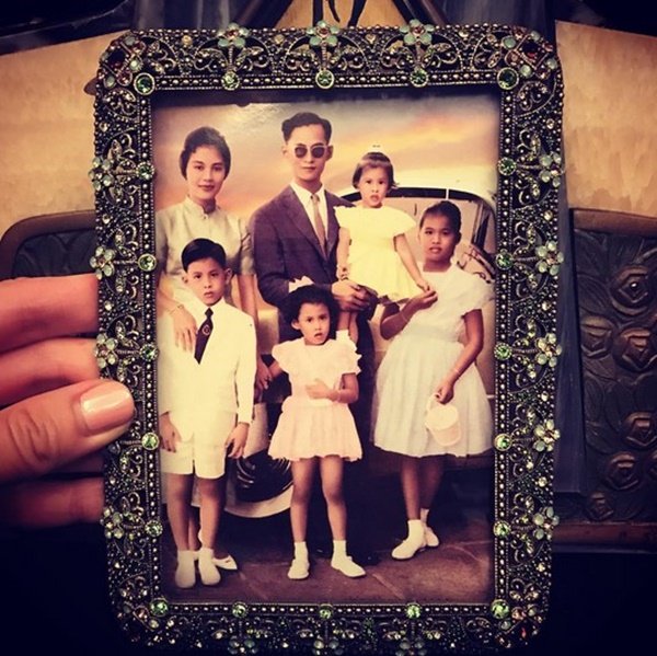 น้อมรำลึก นึกถึงพ่อ "เป็นรูปที่มีทุกบ้าน" จากบ้านดารา และเหล่าคนดัง