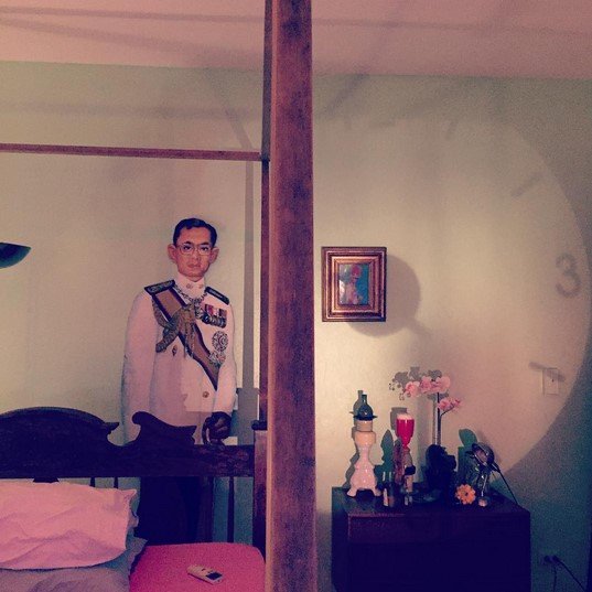 น้อมรำลึก นึกถึงพ่อ "เป็นรูปที่มีทุกบ้าน" จากบ้านดารา และเหล่าคนดัง