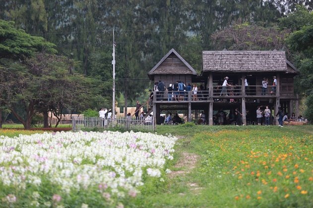 เฮือนนางสาหร่าย "บ้านคำแก้ว" เจ้าแม่นาคี สถาปัตยกรรมอีสานอันงดงาม