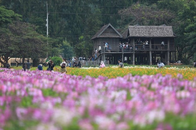 เฮือนนางสาหร่าย "บ้านคำแก้ว" เจ้าแม่นาคี สถาปัตยกรรมอีสานอันงดงาม