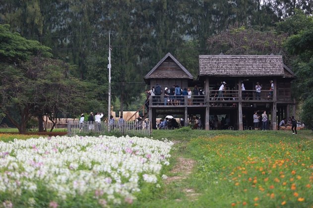 เฮือนนางสาหร่าย "บ้านคำแก้ว" เจ้าแม่นาคี สถาปัตยกรรมอีสานอันงดงาม