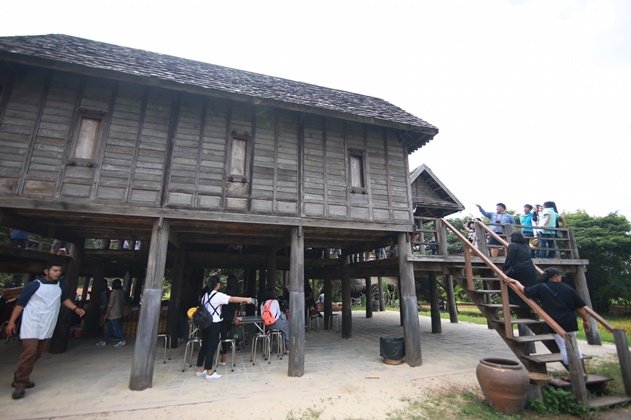 เฮือนนางสาหร่าย "บ้านคำแก้ว" เจ้าแม่นาคี สถาปัตยกรรมอีสานอันงดงาม