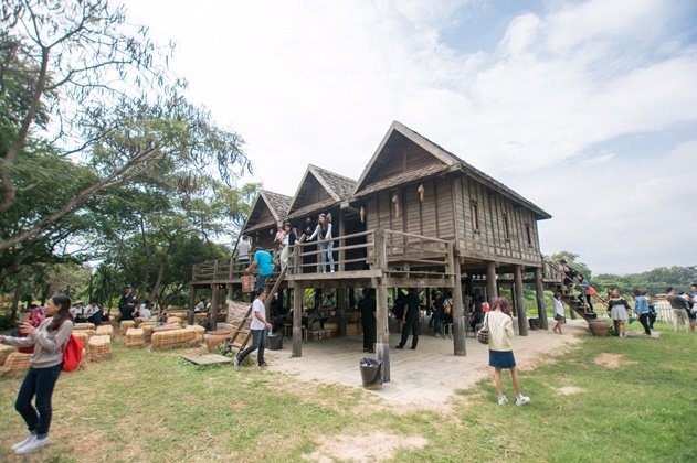 เฮือนนางสาหร่าย "บ้านคำแก้ว" เจ้าแม่นาคี สถาปัตยกรรมอีสานอันงดงาม