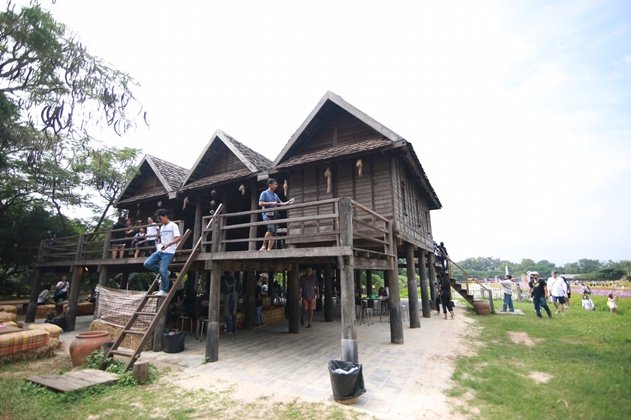 เฮือนนางสาหร่าย "บ้านคำแก้ว" เจ้าแม่นาคี สถาปัตยกรรมอีสานอันงดงาม