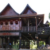 บ้านไม้ยกพื้นสูง แบบบ้านทรงไทยโบราณดั้งเดิม