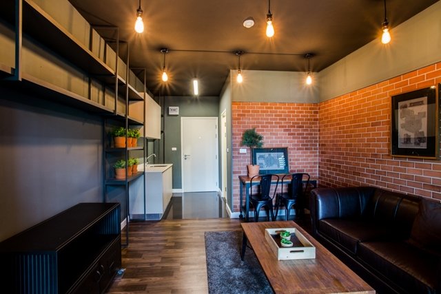 แต่งห้องรับแขกแนว Modern Loft แบบประหยัด และ เน้นทำเอง