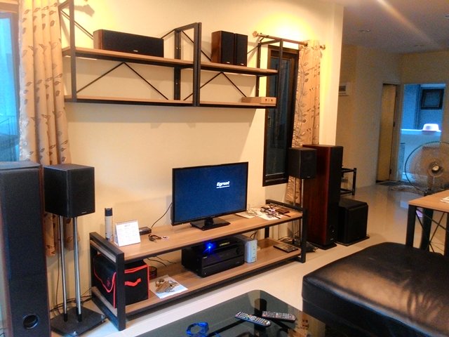 แต่งห้องรับแขกแนว Modern Loft แบบประหยัด และ เน้นทำเอง