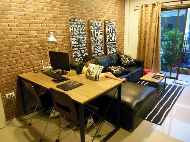 แต่งห้องรับแขกแนว Modern Loft แบบประหยัด และ เน้นทำเอง