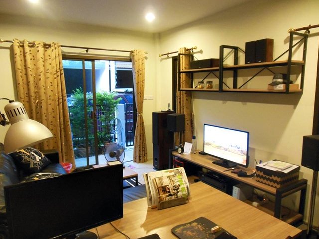 แต่งห้องรับแขกแนว Modern Loft แบบประหยัด และ เน้นทำเอง