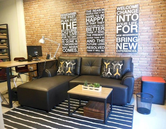 แต่งห้องรับแขกแนว Modern Loft แบบประหยัด และ เน้นทำเอง