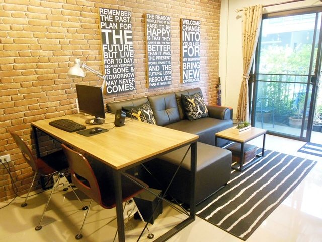 แต่งห้องรับแขกแนว Modern Loft แบบประหยัด และ เน้นทำเอง