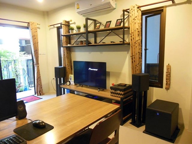 แต่งห้องรับแขกแนว Modern Loft แบบประหยัด และ เน้นทำเอง