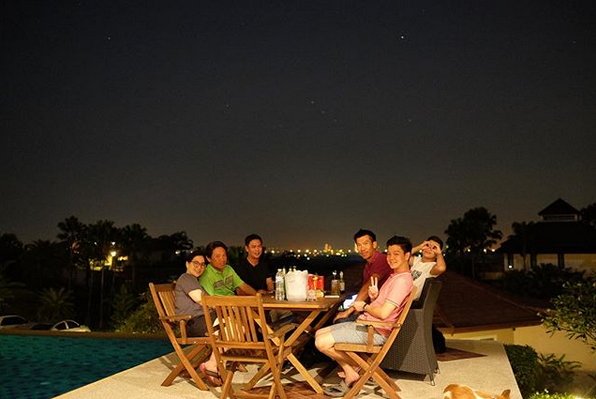 เปิด "บ้านบอล ภราดร ศรีชาพันธุ์" ที่พัทยา มีสระว่ายน้ำ คอร์ทเทนนิสพร้อม