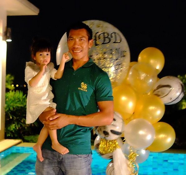 เปิด "บ้านบอล ภราดร ศรีชาพันธุ์" ที่พัทยา มีสระว่ายน้ำ คอร์ทเทนนิสพร้อม
