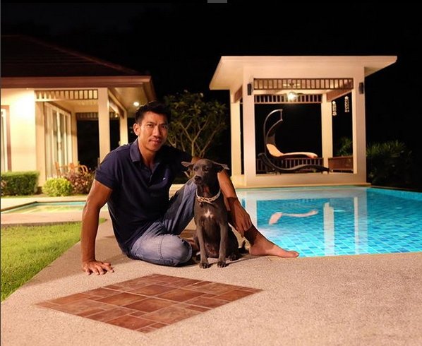 เปิด "บ้านบอล ภราดร ศรีชาพันธุ์" ที่พัทยา มีสระว่ายน้ำ คอร์ทเทนนิสพร้อม