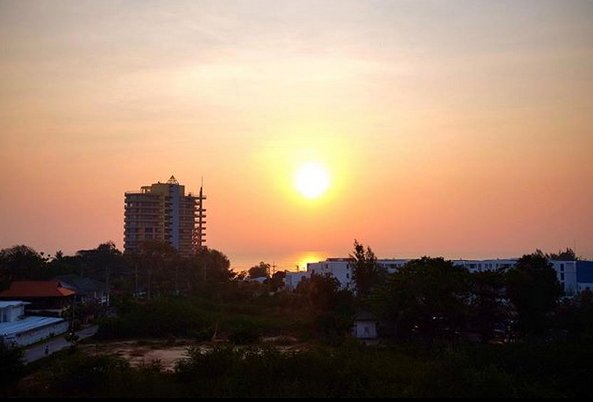 เปิด "บ้านบอล ภราดร ศรีชาพันธุ์" ที่พัทยา มีสระว่ายน้ำ คอร์ทเทนนิสพร้อม