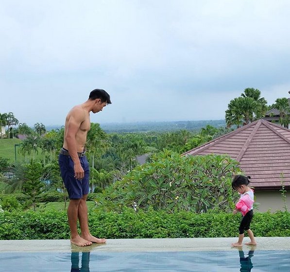 เปิด "บ้านบอล ภราดร ศรีชาพันธุ์" ที่พัทยา มีสระว่ายน้ำ คอร์ทเทนนิสพร้อม