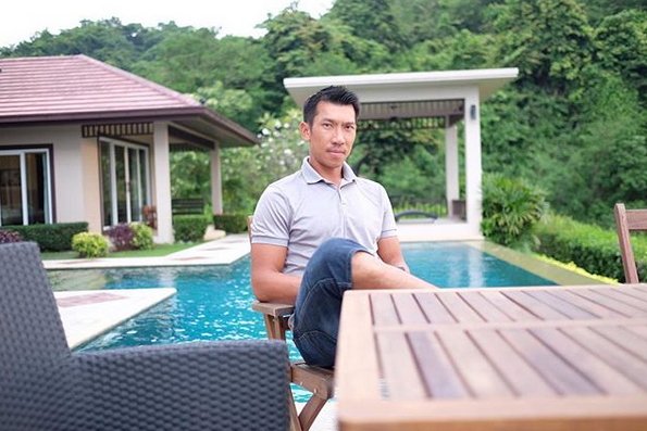 เปิด "บ้านบอล ภราดร ศรีชาพันธุ์" ที่พัทยา มีสระว่ายน้ำ คอร์ทเทนนิสพร้อม
