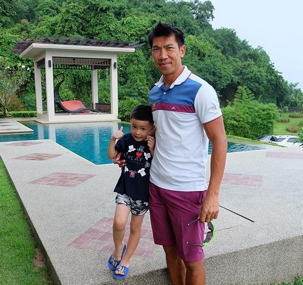 เปิด "บ้านบอล ภราดร ศรีชาพันธุ์" ที่พัทยา มีสระว่ายน้ำ คอร์ทเทนนิสพร้อม